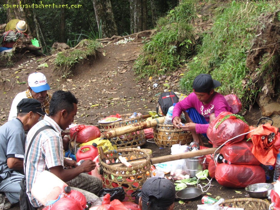 Rinjani trekking preparing lunch